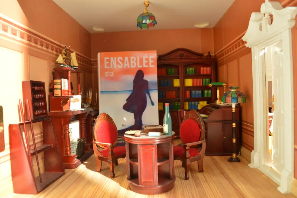Mise en scène du roman Ensablée dans une maison de poupée