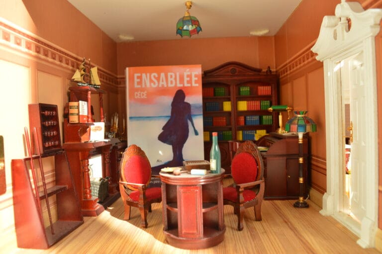 Mise en scène du roman Ensablée dans une maison de poupée