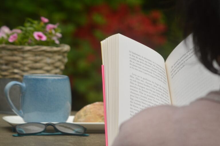 Cécé lisant un livre, vue de dos